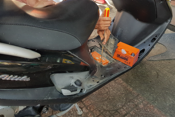 Cách Tháo Bình Ắc Quy Xe Attila Elizabeth Tại Nhà & Dấu Hiệu Nhận Biết