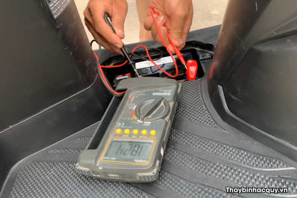 Hướng Dẫn Cách Tháo Lắp Ắc Quy Xe Vario Tại Nhà: Chi Tiết, Dễ Hiểu